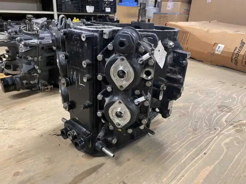 Complete engine block: OMC Johnson / Evinrude V4 75 -130 hp 0439546 / 187225 / 84638 Neuheit
